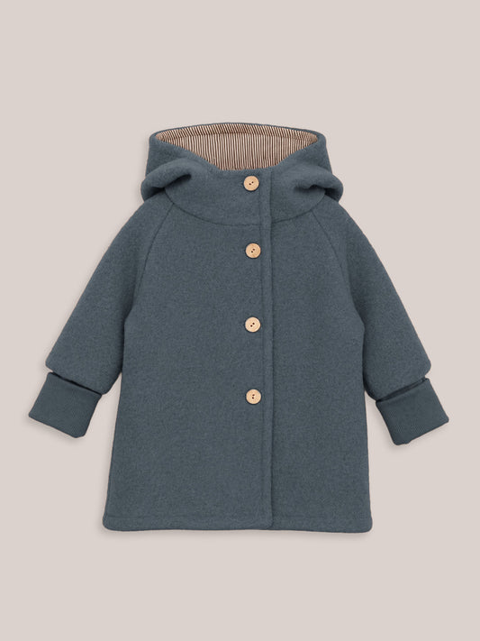 petit cochon Wichteljacke aus blauem Wollwalk mit Bio-Jersey-Futter, Kapuze und Holzknöpfen für Kinder