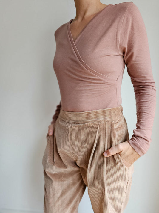 petit cochon Wickelshirt aus weichem Kaschmir-Micromodal-Mix in Altrosa mit langem Arm und V-Ausschnitt