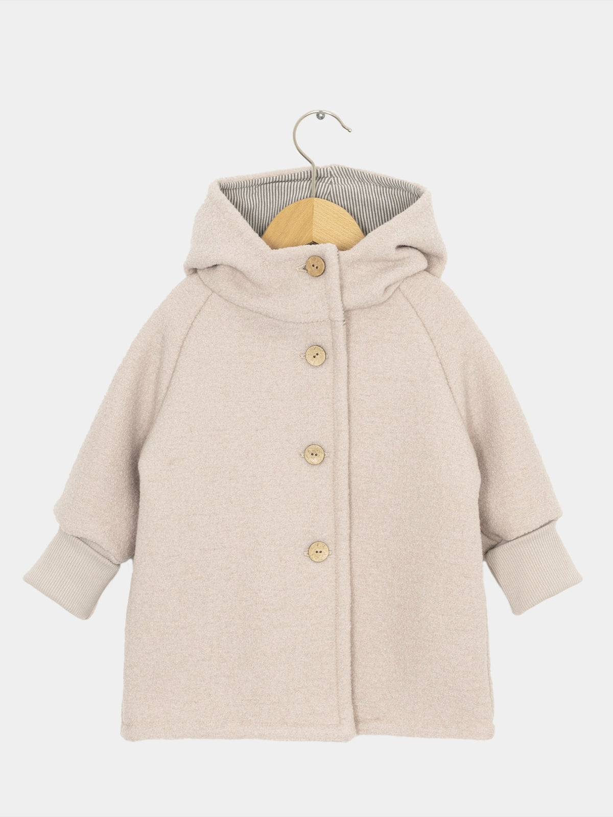 Beige petit cochon Wichteljacke aus Wollwalk mit Kapuze, Bio-Jersey-Futter und krempelbaren Bündchen auf Kleiderbügel