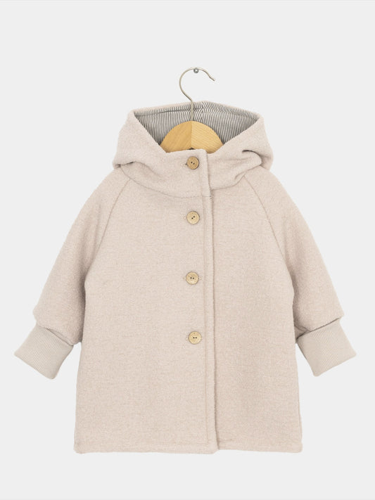 Beige petit cochon Wichteljacke aus Wollwalk mit Kapuze, Bio-Jersey-Futter und krempelbaren Bündchen auf Kleiderbügel