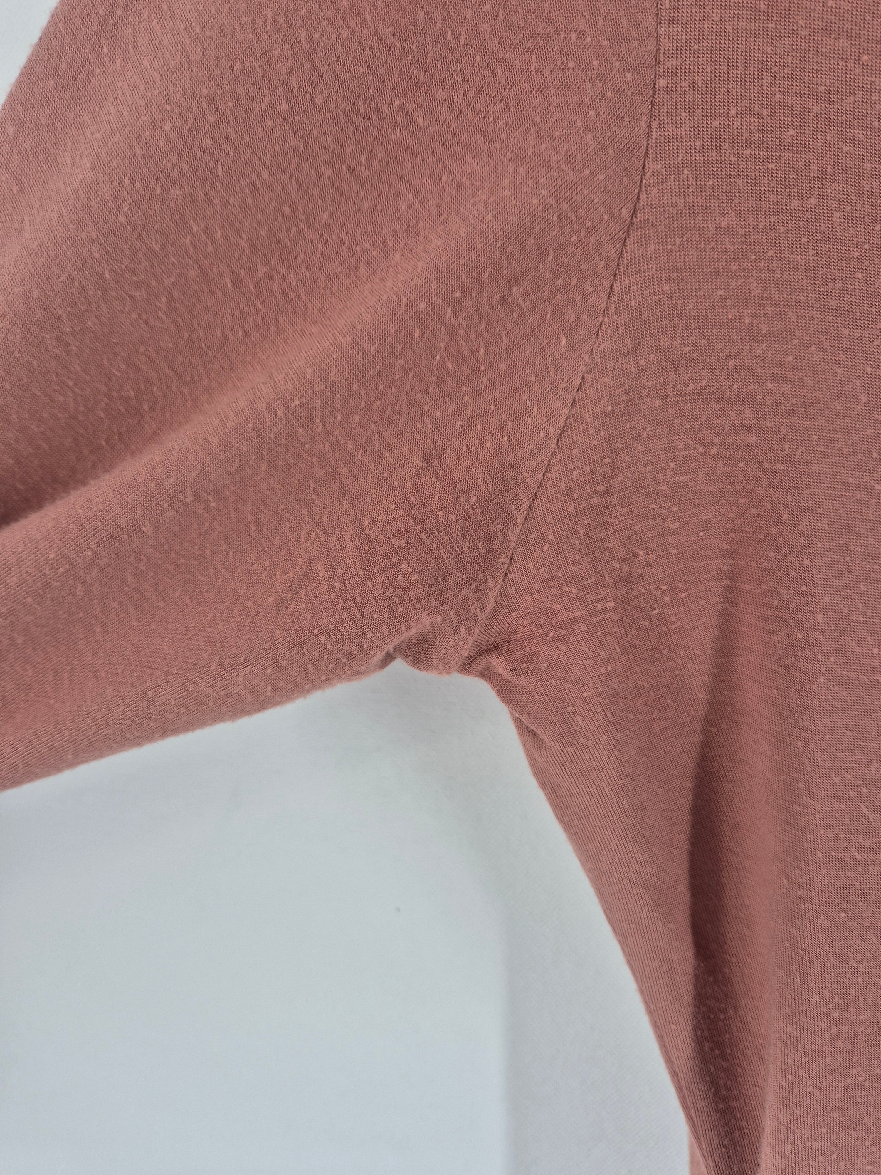 Nahaufnahme des Wickelshirt Kaschmir-Mix Zimt Gr. S, zeigt die Unterarm- und Seitennahtpartie des langen Ärmels. Zustand: gut, mit einem sehr tiefen Ausschnitt, der den eleganten Stil unterstreicht.