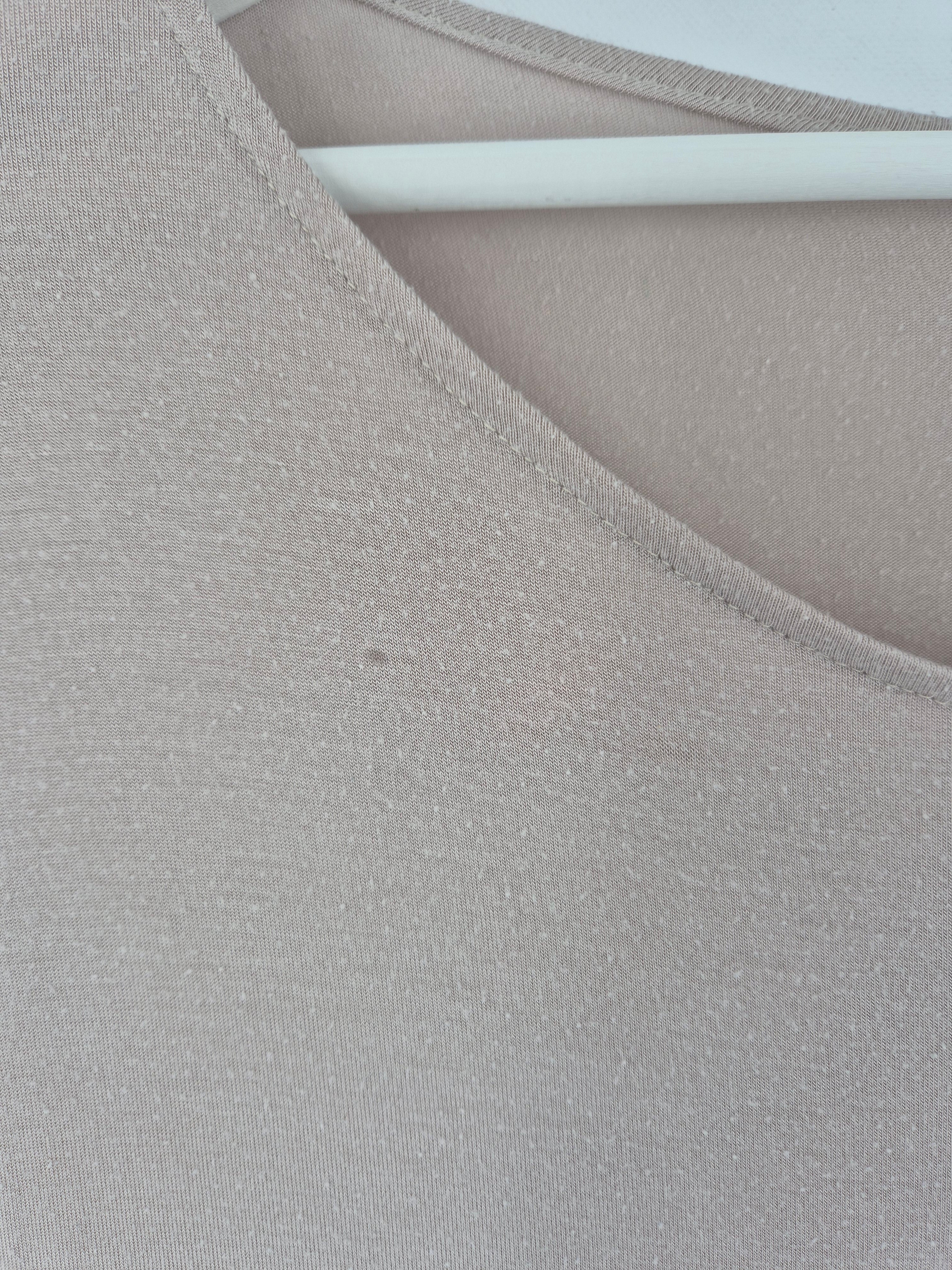 Langarm Shirt Kaschmir-Mix Sand Gr. M, Nahaufnahme: Feines Strickmuster, leichter Pilling, Mini Fleck, Fledermausärmel, aufgehängt an weißem Plastikbügel vor hellem Hintergrund. Zustand: Gut.