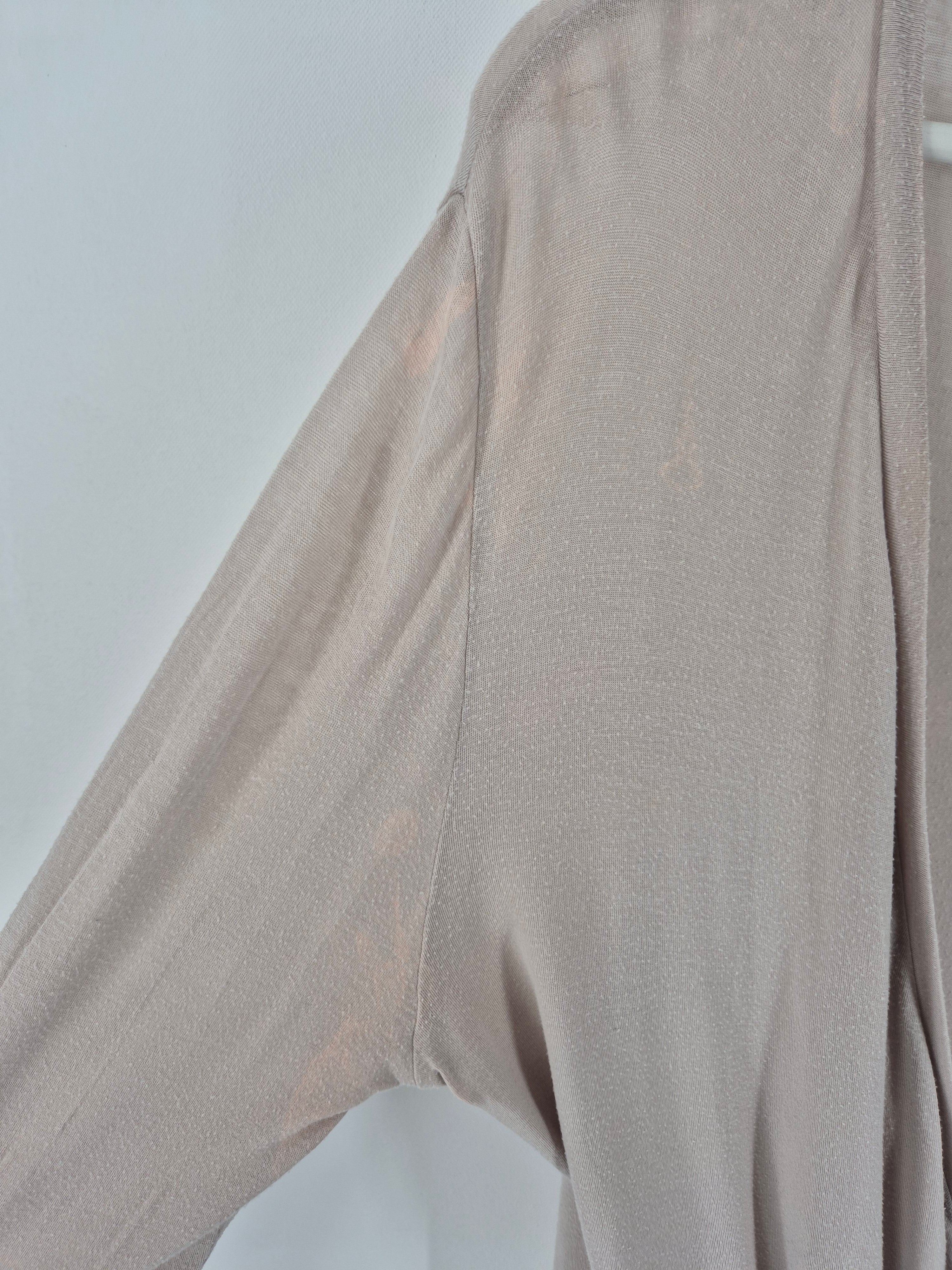 Wickelshirt Kaschmir-Mix Sand Gr. M, nahaufnahme eines leichten, langärmeligen Cardigans mit tiefem Ausschnitt, sichtbarer Schulternaht und Ärmel, leichte Verfärbungen und ausgedünnter Stoff am Rücken.