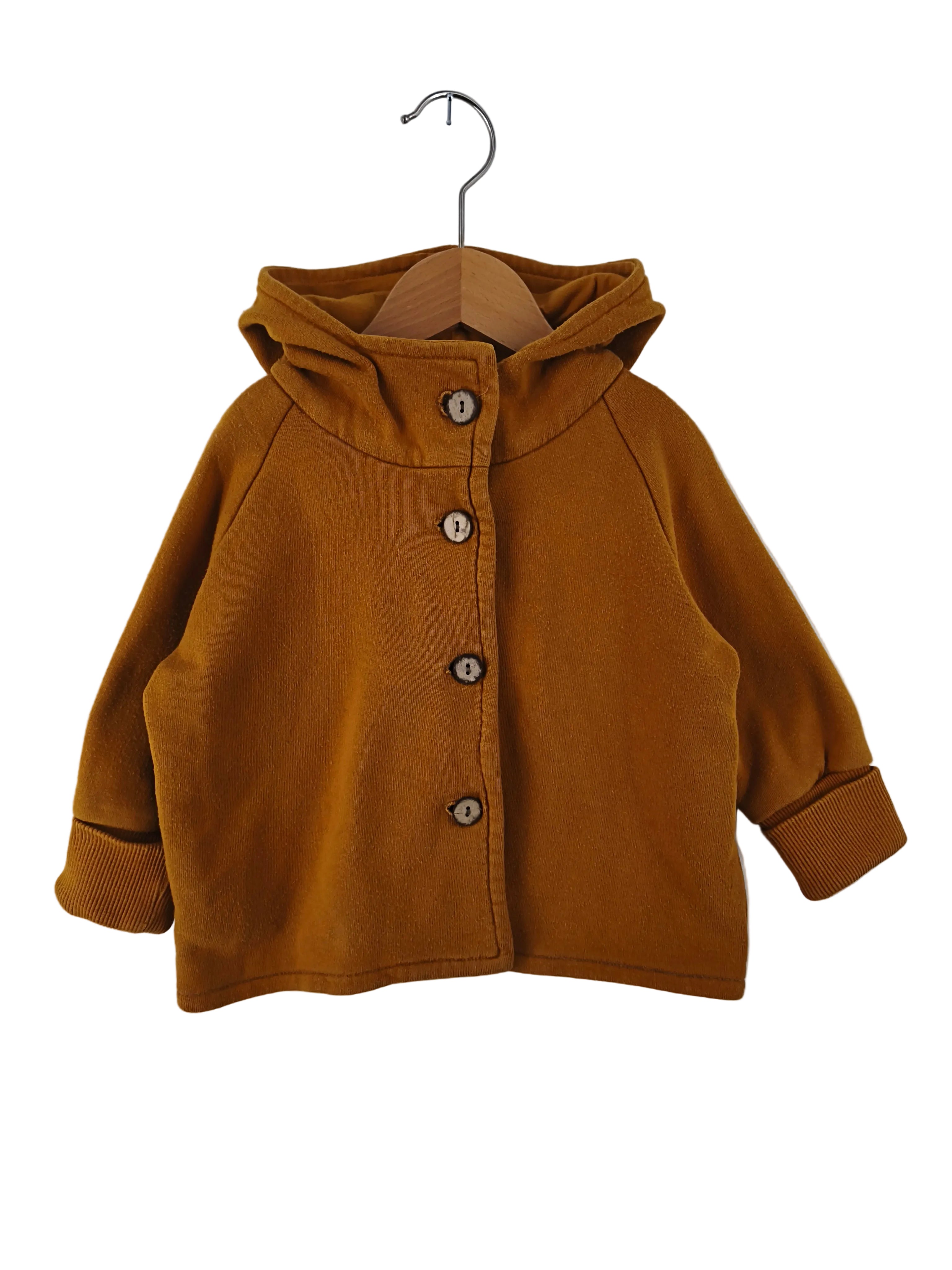 (Kopie) Kurzes Wickelshirt Jersey Taube Gr 3Y: Kleinkind-Jacke mit Kapuze, langen Ärmeln, gerippten Bündchen und Knopfleiste mit vier Knöpfen, hängend an einem Holzkleiderbügel. Zustand: gut.