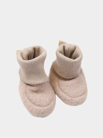 Babybooties Wollwalk in Sand, warme und bequeme Babystrümpfe für die kühlen Monate, ideal für drinnen und draußen.