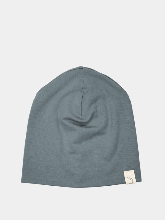 Graue Beanie Kaschmir-Mix - Taube mit weißem Label, ideal für kühle Jahreszeiten, weich und handgefertigt in Berlin. Perfekt unter Helmen und Kapuzen.