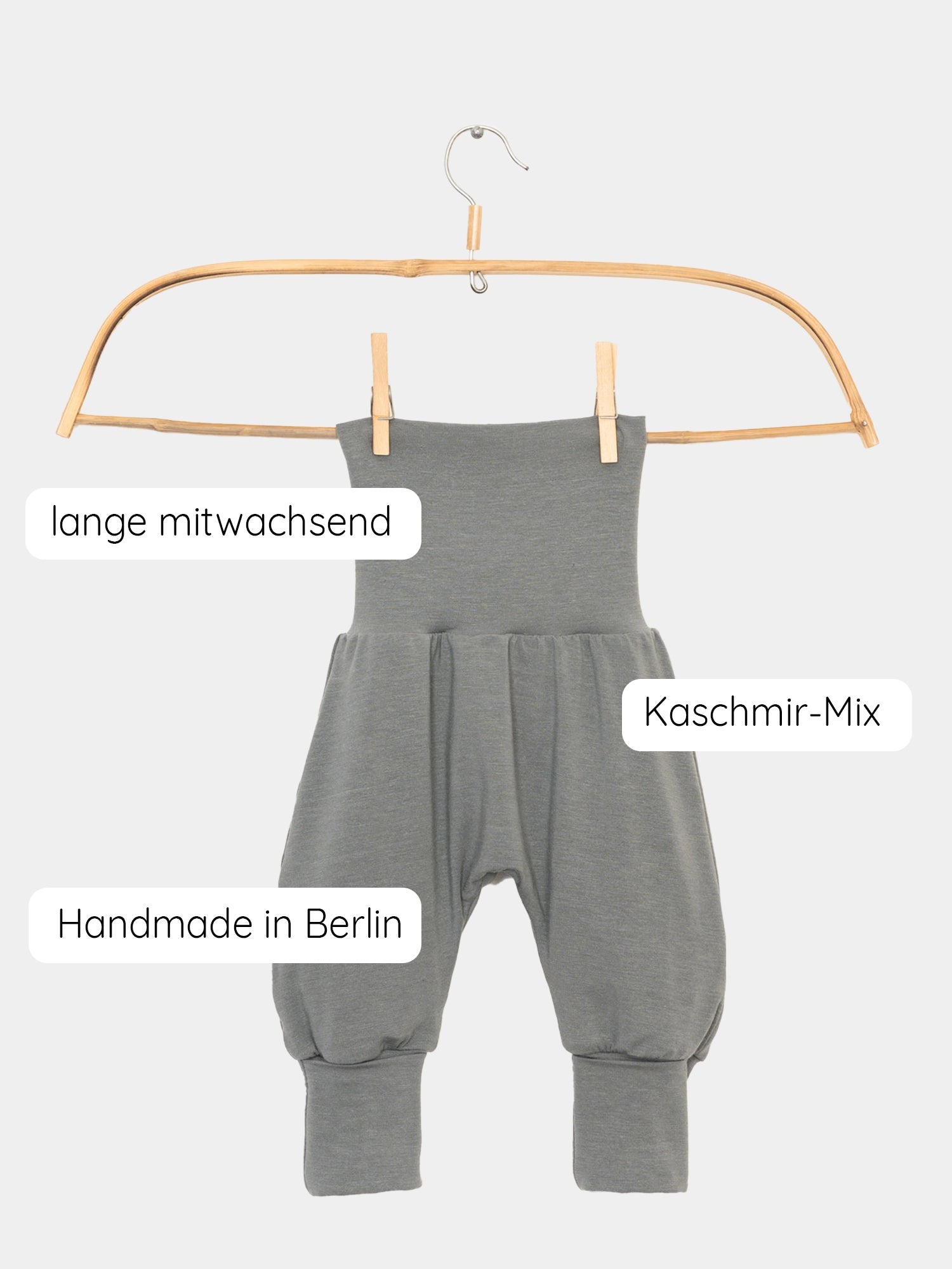Babyknicker Kaschmir-Mix - Taube auf einem Kleiderbügel, zeigt weiche graue Hose mit Klappbündchen, ideal für Babys, kombiniert Komfort und Funktionalität, passend zum Loopbody für kuschelige Erstausstattung.