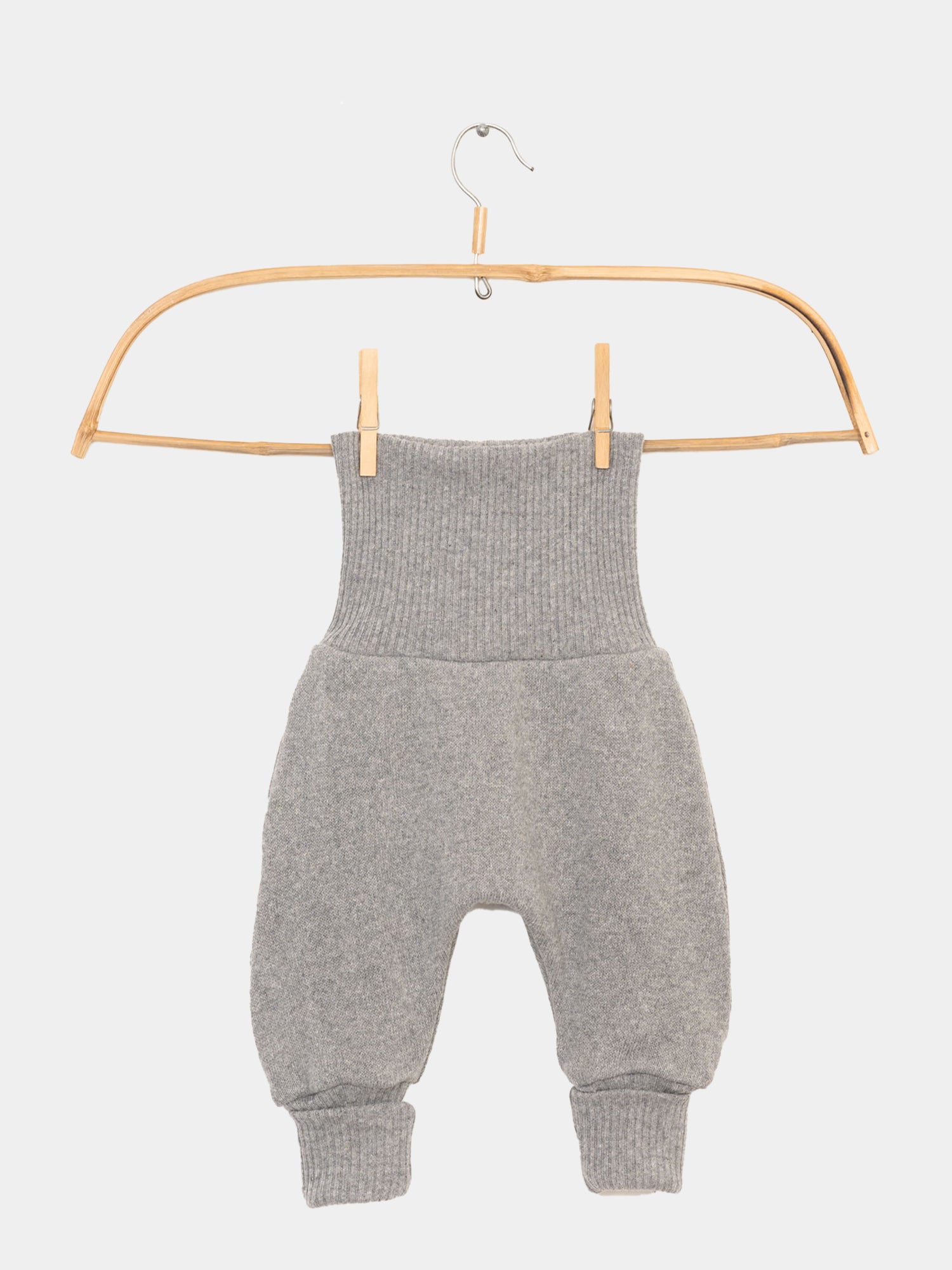 Babyknicker Strick - Maus: Graue Strickoveralls aus 100% recycelter Baumwolle, weich und elastisch, ideal für Babys, mit verstellbaren Bündchen für optimale Passform.