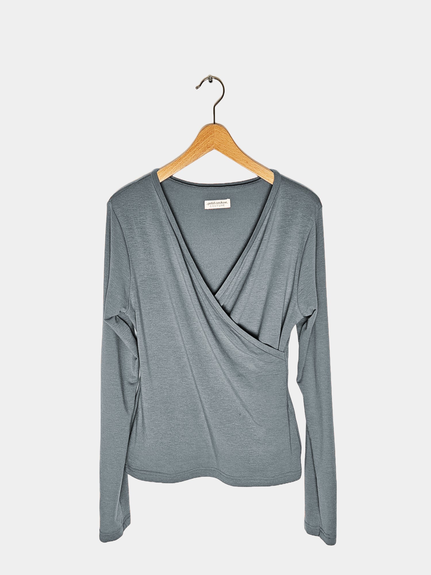 Long-sleeve wrap shirt in a cashmere blend – taupe, displayed on a wooden clothes hanger. Super-soft, breathable material, ideal for everyday wear and nursing. Matching top for mother and child.