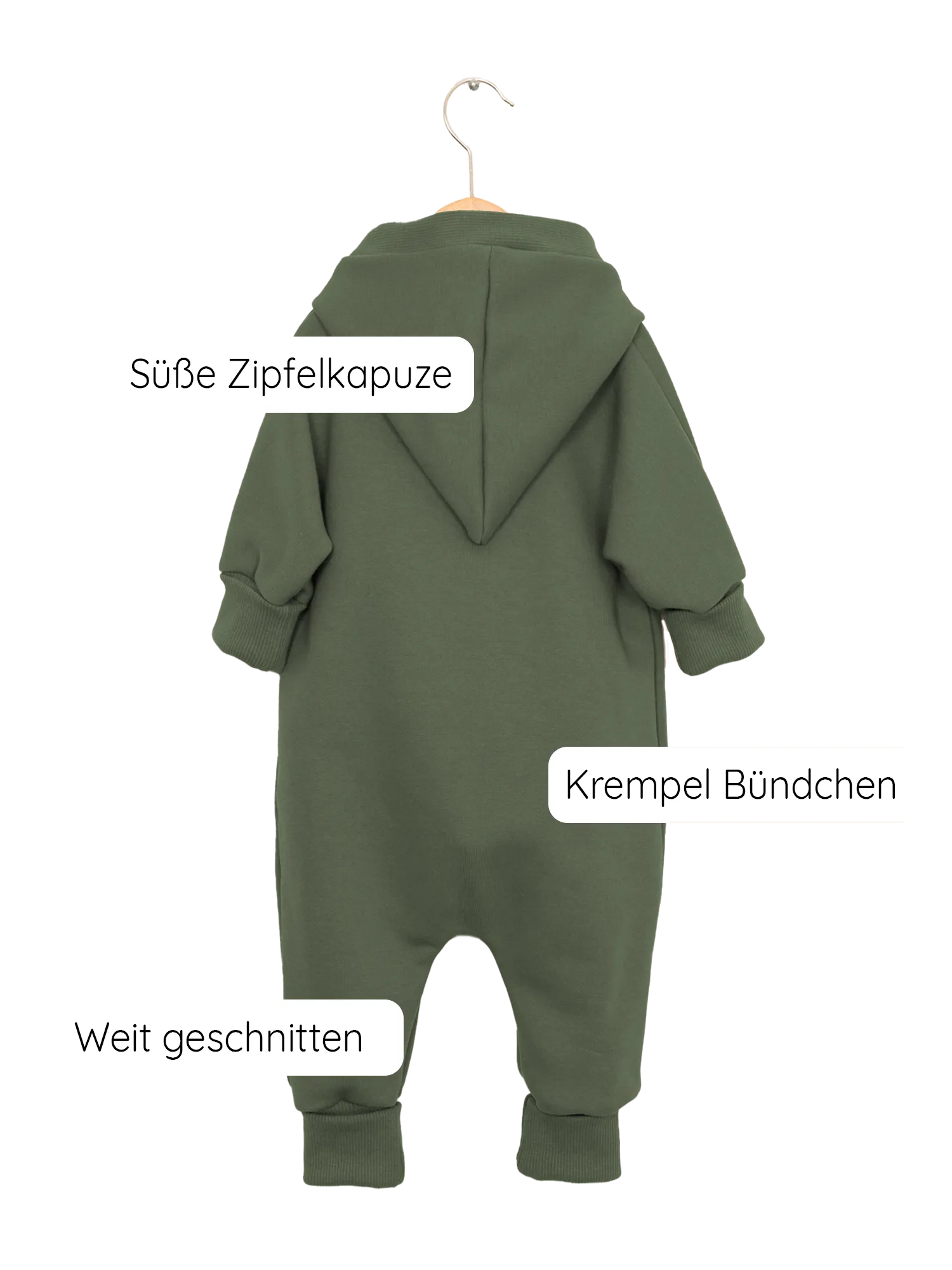 Kuschelanzug Bio-Sweat - Avocado: Grüner Baby-Strampler mit Kapuze, aus Bio-Baumwollsweat, auf einer Schaukel präsentiert, ideal für Komfort und Wärme, mit großzügigem Schnitt und Krempelbündchen.