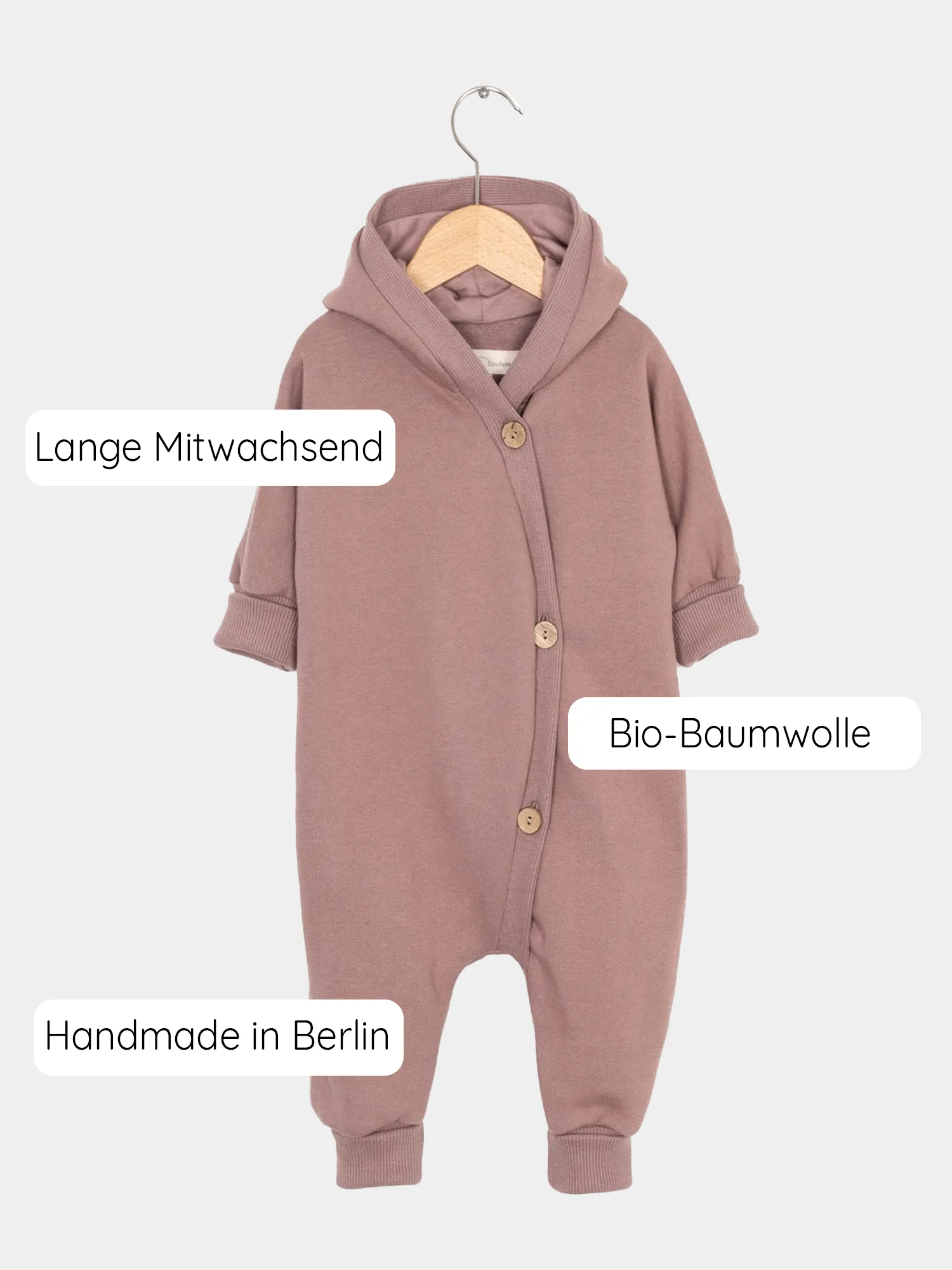Kuschelanzug Bio-Sweat - Puder: Ein weicher Babyromper mit Kapuze, aus Bio-Baumwolle, bietet Komfort und Wärme, ideal als Schicht für kalte Tage, mit großzügigem Schnitt und Krempelbündchen.  Erstausstattung Baby und Baby Geschenk zur Geburt.