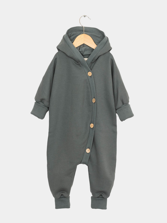 Kuschelanzug Bio-Sweat - Taube: Grauer Baby-Overall mit Kapuze, aus weichem Bio-Baumwoll-Sweat, ideal für drinnen und draußen, mitwachsend durch Krempelbündchen.