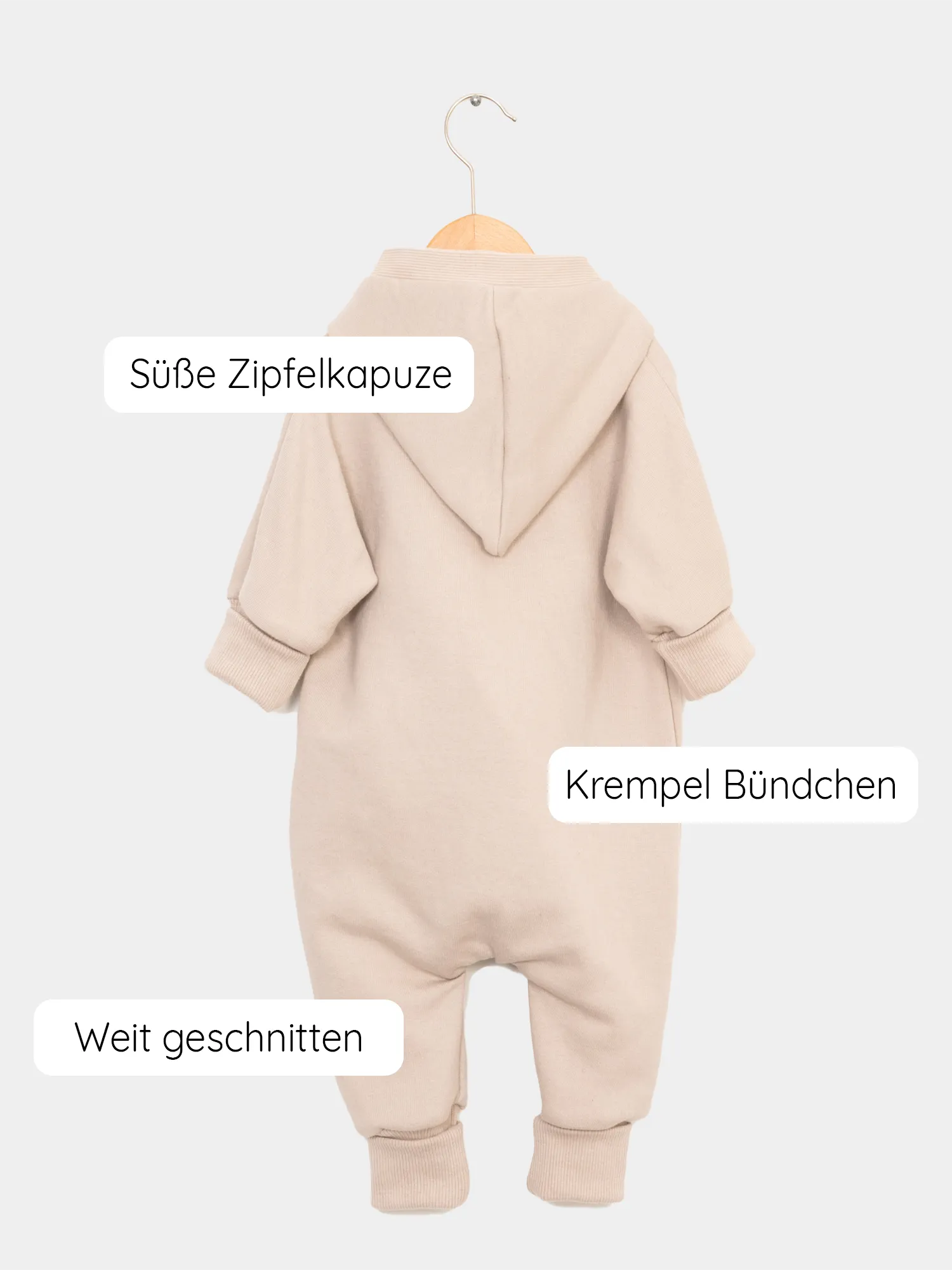 Kuschelanzug Bio-Sweat - Sand: Ein Baby-Romper mit Wichtelkapuze, aus weichem Bio-Baumwoll-Sweat, großzügig geschnitten mit Krempelbündchen, ideal für drinnen und draußen.  Erstausstattung Baby und Baby Geschenk zur Geburt.
