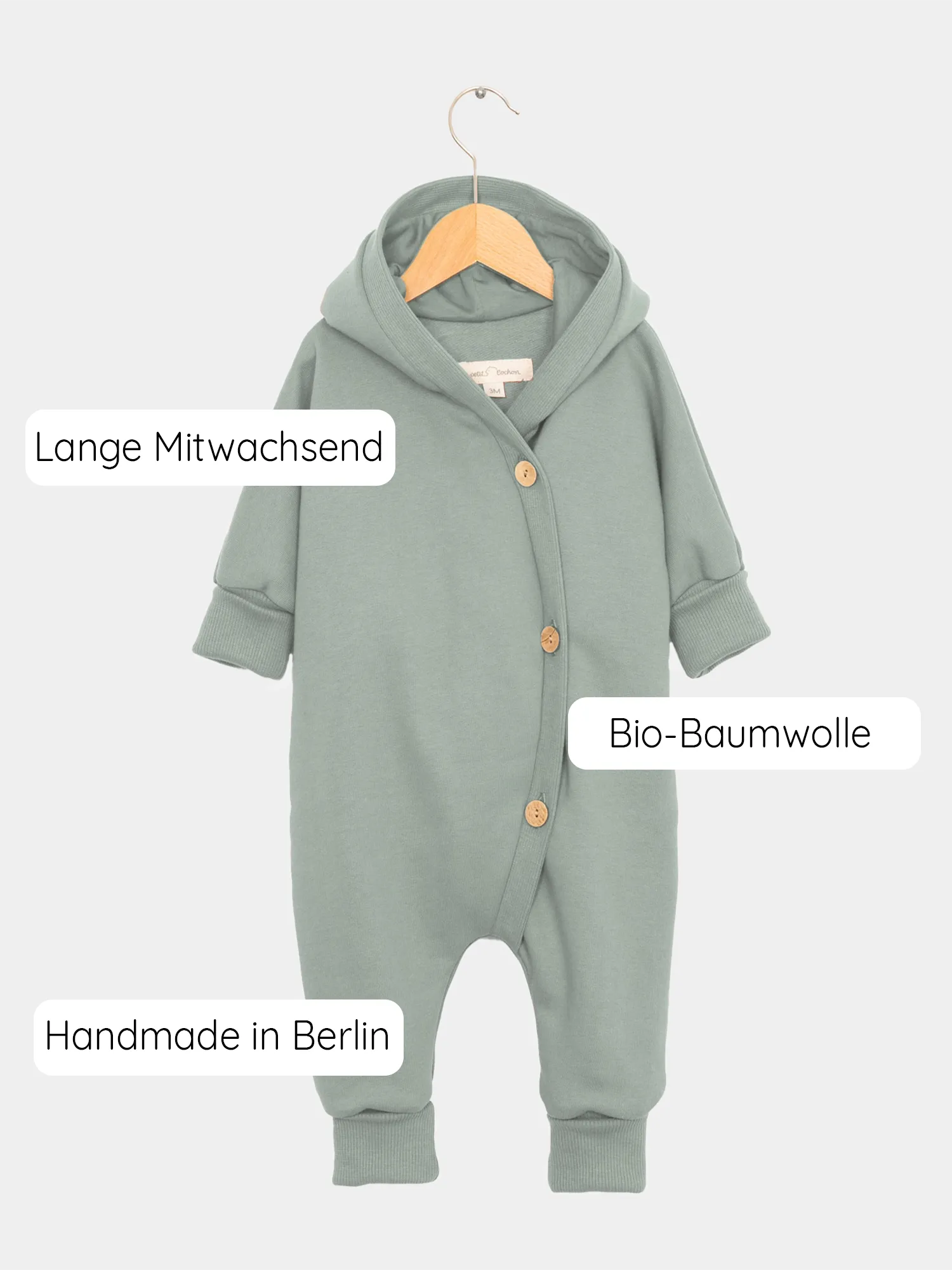 Kuschelanzug Bio-Sweat - Aqua, auf einem Kleiderbügel, mit Knöpfen und Wichtelkapuze, aus weicher, angerauter Bio-Baumwolle, ideal für Sommer und kühle Tage.  Erstausstattung Baby und Baby Geschenk zur Geburt.