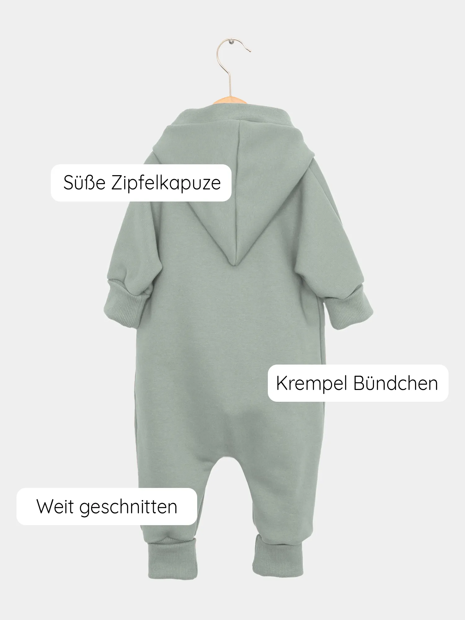 Kuschelanzug Bio-Sweat - Aqua: Baby-Romper mit Wichtelkapuze, auf Schaukel präsentiert. Weicher Stoff aus Bio-Baumwolle, großzügiger Schnitt mit Krempelbündchen für mitwachsendes Design. Ideal für drinnen und draußen.Erstausstattung Baby und Baby Geschenk
