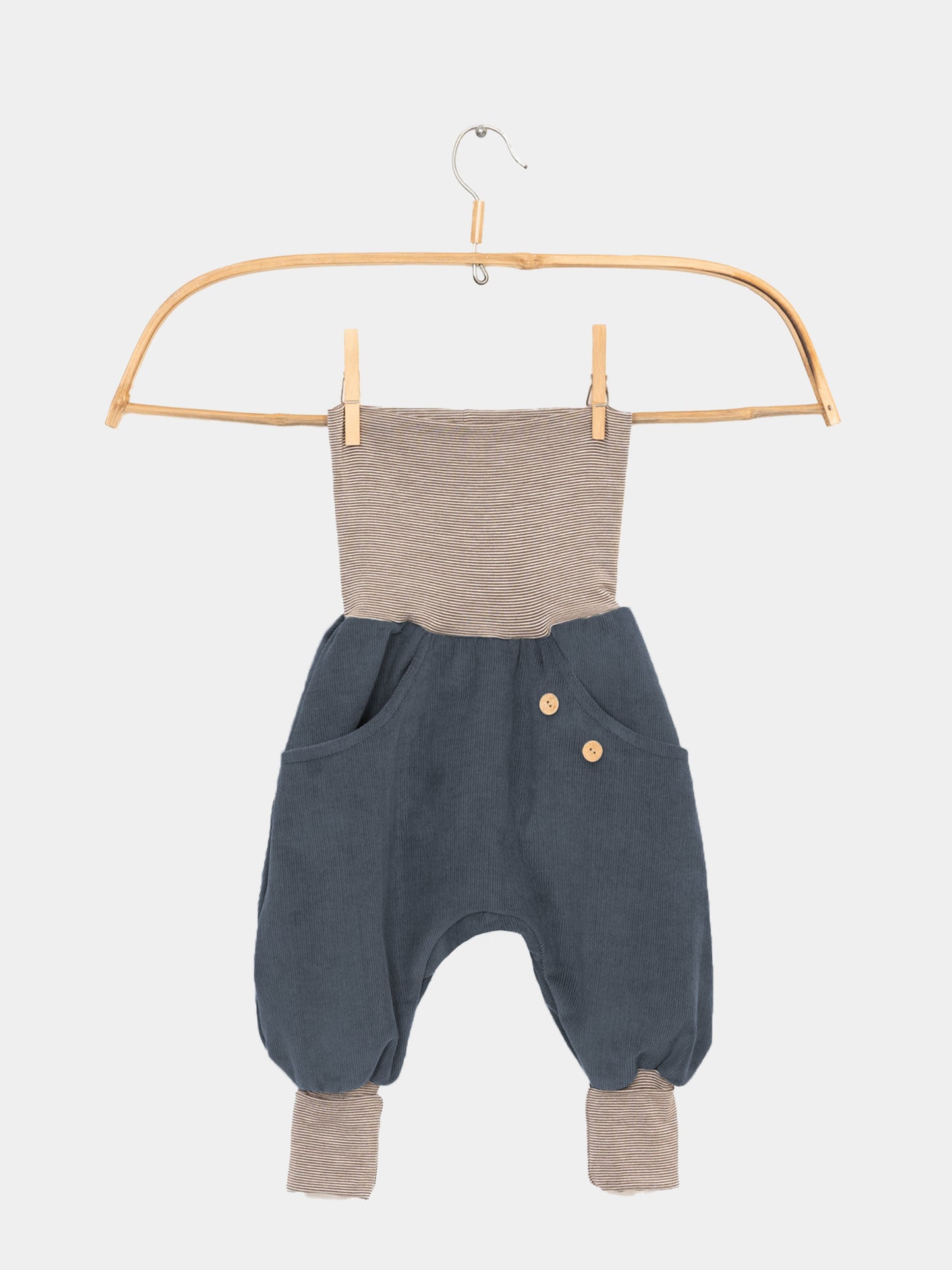 Knickerbocker Feincord Ringel - Blaubeere, weiche Baumwollcordhose für aktive Kinder mit fröhlichem Ringelmuster am Bund.