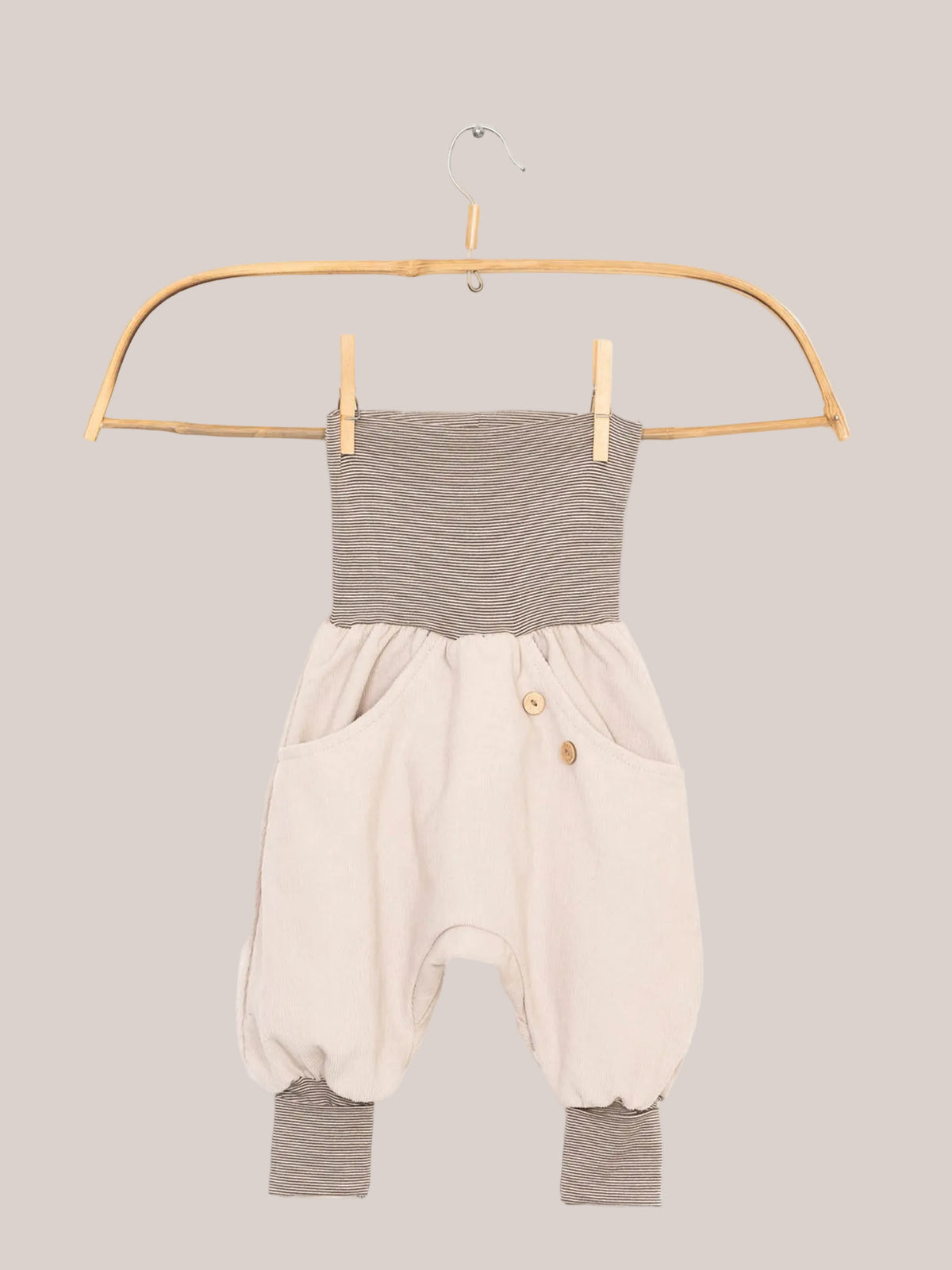Knickerbocker fine-corduroy striped trousers in sand for active children – comfortable, soft cotton-corduroy trousers with a cheerful striped pattern and an elastic waistband, ideal for adventures indoors and outdoors.