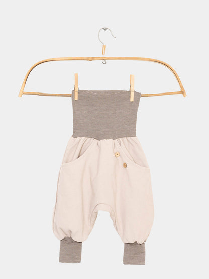 Knickerbocker Feincord Ringel in Sandfarbe für aktive Kinder – eine bequeme und weiche Hose aus Baumwollcord mit fröhlichem Ringelmuster und elastischem Bund, ideal für Abenteuer drinnen und draußen.