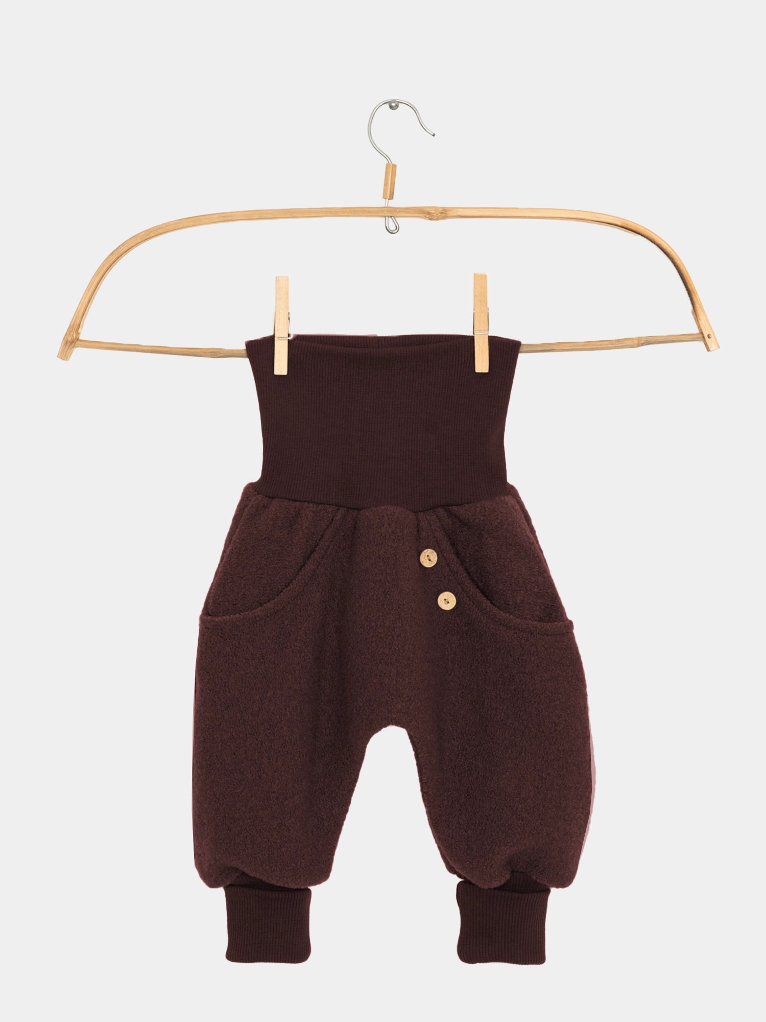 Knickerbocker Wollwalk - Kastanie auf einem Kleiderbügel, mit Kängurutaschen und Bio-Baumwollbündchen, optimal für kaltes Wetter und Regen, handgefertigt in Berlin.