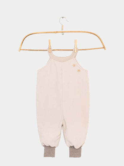 Detailansicht der Schlupflatzhose Feincord - Sand, handgenäht mit weichem Halsbündchen.