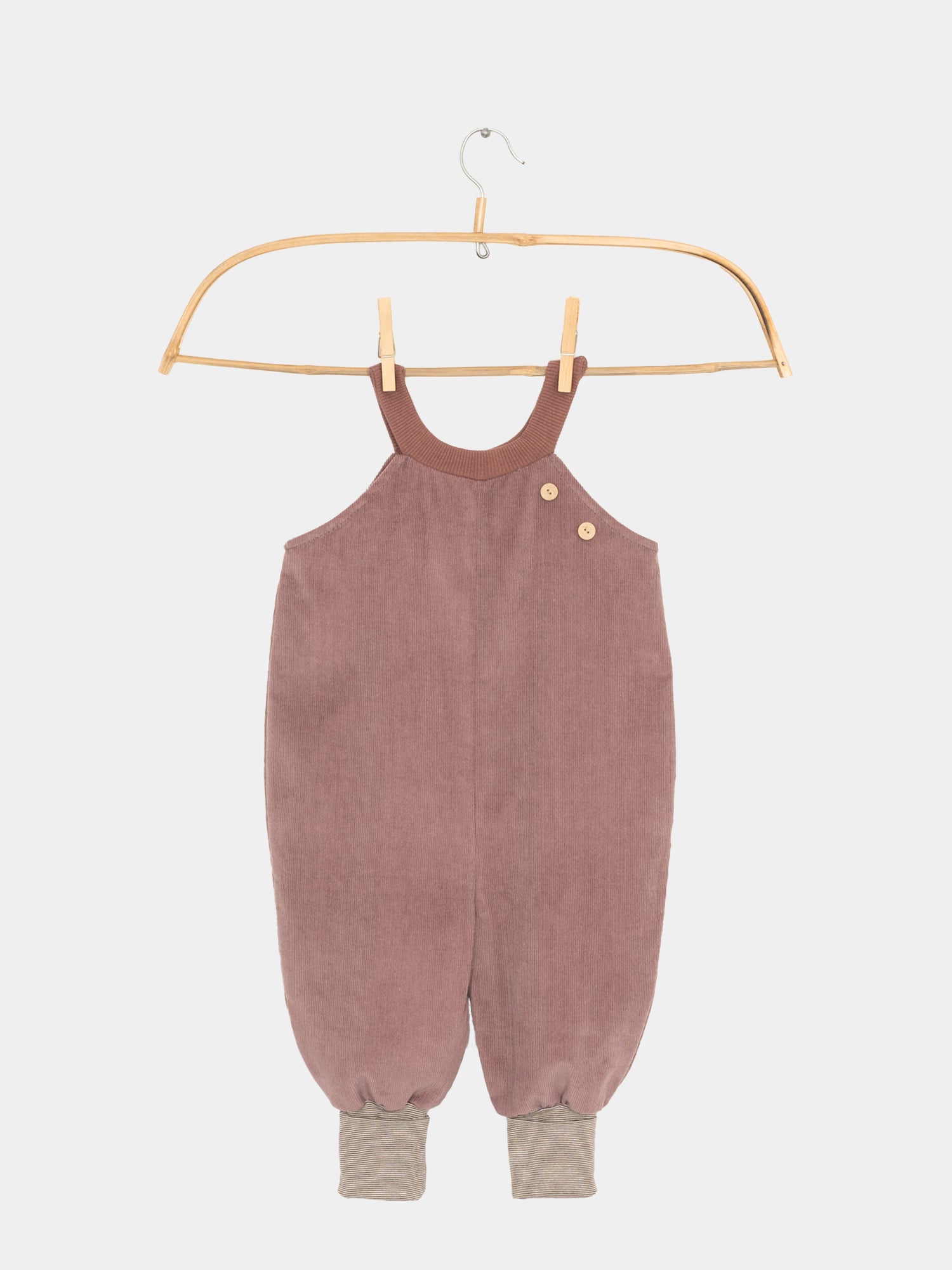 Schlupflatzhose Feincord - Malve auf Bügel, aus weichem Baumwollcord, ohne Verschlüsse, mit weichem Halsbündchen, ideal für Babys und Kleinkinder.