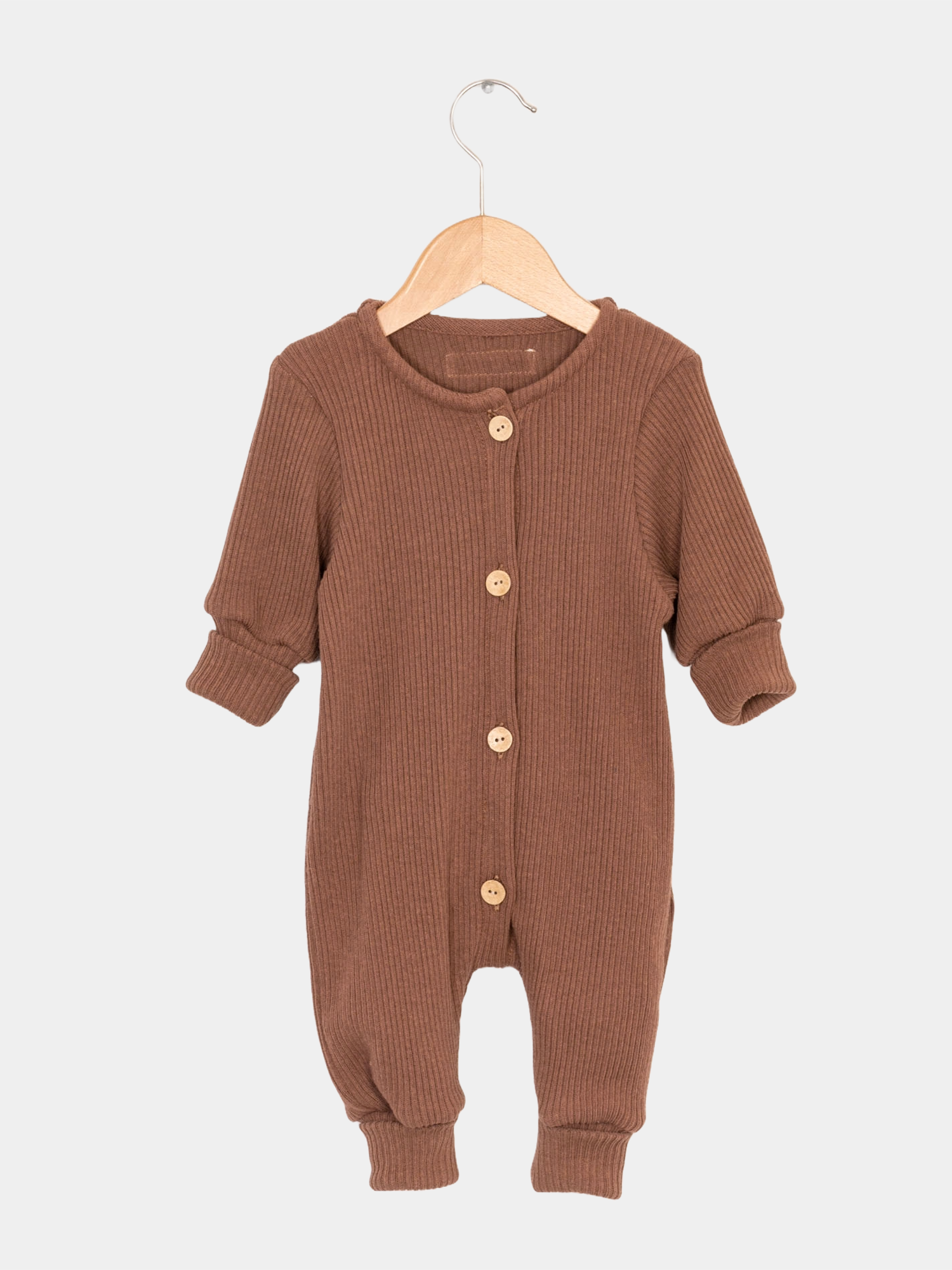 Mini Overall Rippstrick - Nougat: Brauner Strampler für Babys aus recycelter Baumwolle mit Knöpfen, auf Bügel präsentiert. Ideal für ganzjähriges Tragen durch Neugeborene und Kleinkinder.