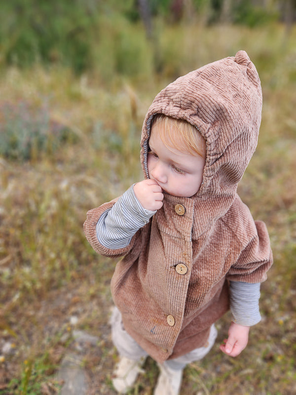 Kind mit Wichteljacke Breitcord - Weizen, braune Übergangsjacke mit Ringel-Armbündchen und Wichtelkapuze, ideal für Komfort und Wachstum, handgefertigt in Deutschland.