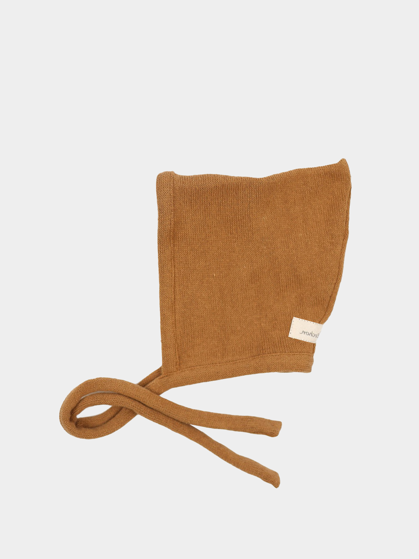 Zwergenmütze Strick - Sahara aus recycelter Baumwolle mit Bindeband, kuschelig weich, perfekt für Herbst und Winter, mit weißem Etikett auf braunem Strick. Erstausstattung Babys. Perfekte Baby Geschenke.